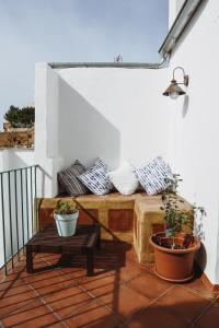 d'une terrasse avec un canapé et une table sur un balcon. dans l'établissement Lake room Iznajar, à Iznájar