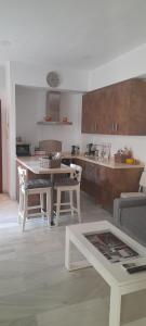 a living room with a table and a kitchen at Apartment Villegas in Seville