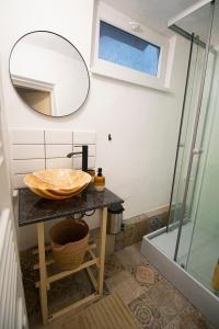 uma casa de banho com um lavatório e um espelho em Casa Boemia em Braşov