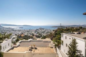 vistas a la ciudad desde el techo de una casa en BODRUM BURCU RESIDENCE, Magnificent Sea View, Cozy, Free Otopark, Free Wifi, en Bodrum City