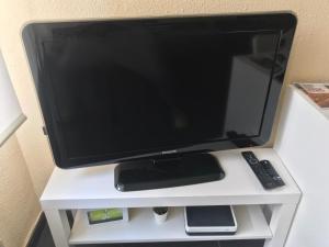 a computer monitor on a white stand with a remote control at Apartamento Haro Wine Experience in Haro