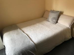 Una cama blanca grande con dos almohadas encima. en Apartamento Haro Wine Experience, en Haro