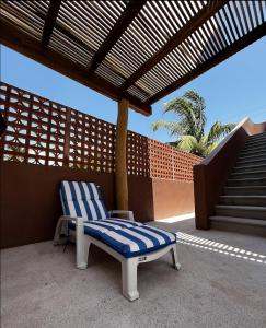 Hotel Punta Palmeras في غير متوفر: كرسي أبيض وأزرق جالس على الفناء