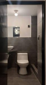 y baño con aseo y lavamanos. en Gorgeous Private Studio LIMA-Own Bathroom-Near Airport, en Lima