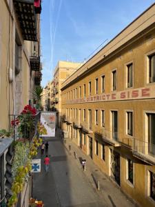 una calle vacía en una ciudad con gente caminando por ella en Pensión Bertolín, en Barcelona