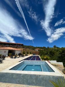 widok na basen z niebieskim niebem w obiekcie Hotel AMANEE w mieście Barichara