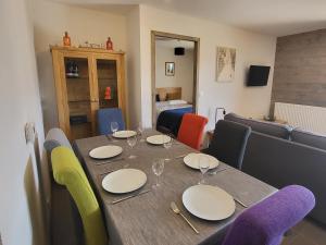 Plein Soleil Modern 3 bedroom apartment with stunning mountain viewsにあるテレビまたはエンターテインメントセンター