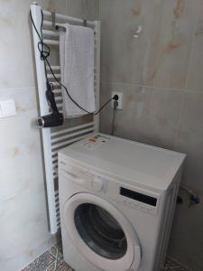 eine Waschmaschine im Bad mit einem Handtuch in der Unterkunft HaKhanh family in Prag