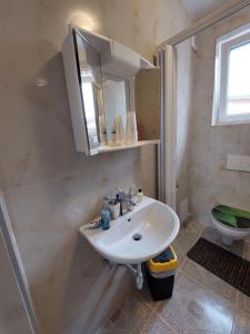 een badkamer met een witte wastafel en een toilet bij HaKhanh family in Praag