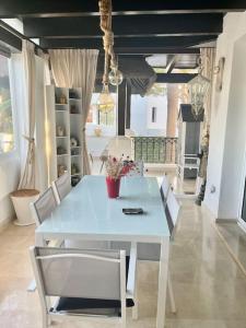 Kuchyň nebo kuchyňský kout v ubytování Luxury apartamento en río real