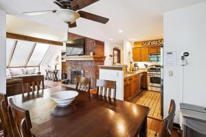 a kitchen and dining room with a table and chairs at Sunrise Highlander L2 in Killington