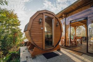 Patio alebo iná vonkajšia časť ubytovania Maringotka Olívie v Ivančicích
