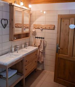 a bathroom with a sink and a mirror at Chalupa U Ceďora in Petrovičky