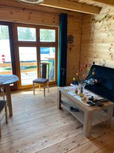 een woonkamer met een bank en een tafel bij Gabel&Jurgen in Mirsk