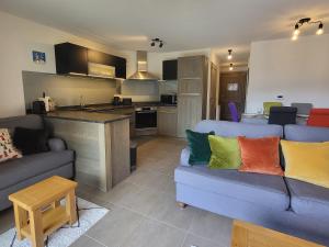 Plein Soleil Modern 3 bedroom apartment with stunning mountain viewsにあるキッチンまたは簡易キッチン