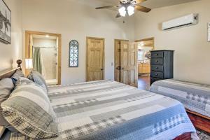 Ένα ή περισσότερα κρεβάτια σε δωμάτιο στο 8 Mi to Great Smoky Mtn National Park Cozy Cabin +17 φωτογραφίες