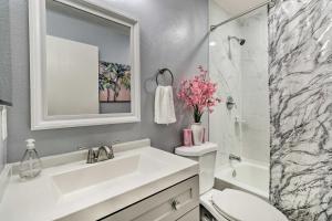 Un baño con lavabo, inodoro y ducha. en Chic Orlando Family Getaway with Fenced Yard!, en Orlando 23 fotos más