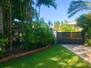 a yard with a fence and some plants at Elevated Tropical House in Casuarina