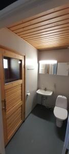 łazienka z toaletą i umywalką w obiekcie Huoneisto Pyy w mieście Suomussalmi