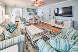 ein Wohnzimmer mit 2 Sofas und einem TV in der Unterkunft Murrells Inlet Escape with Private Pool and Grill in Myrtle Beach