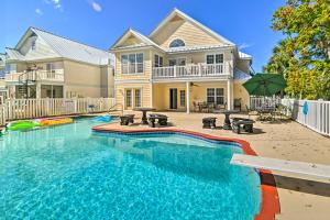een huis met een zwembad voor een huis bij Murrells Inlet Escape with Private Pool and Grill in Myrtle Beach
