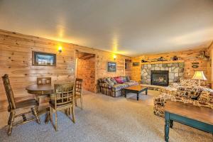 ein Wohnzimmer mit einem Tisch und einem Kamin in der Unterkunft Lakefront Hawks Getaway - Fire Pit and Kayaks! in Hawks