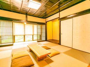 ein Zimmer mit einer Bank in der Mitte eines Zimmers in der Unterkunft Maibara - House - Vacation STAY 20710v in Nagahama