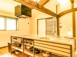 - une cuisine avec un comptoir et un évier dans l'établissement Maibara - House - Vacation STAY 20710v, à Nagahama