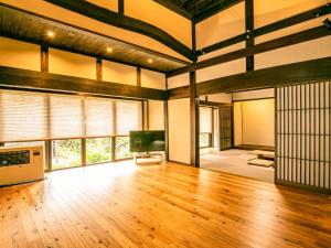 ein Wohnzimmer mit Holzboden und einem Flachbild-TV in der Unterkunft Maibara - House - Vacation STAY 20710v in Nagahama