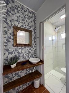 烏魯比西的住宿－Pousada Arco Íris，带淋浴、盥洗盆和镜子的浴室