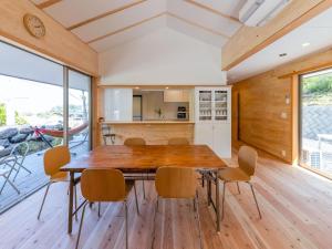 een keuken en eetkamer met een houten tafel en stoelen bij Guest House Amami Long Beach 2 - Vacation STAY 64482v in Amami