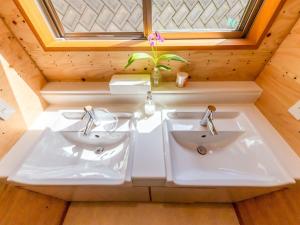 2 witte wastafels in een badkamer met een raam bij Guest House Amami Long Beach 2 - Vacation STAY 64482v in Amami