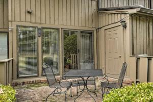 Kawasan patio atau luaran di Cozy Chapel Hill Condo about 2 Mi to UNC and Dtwn!