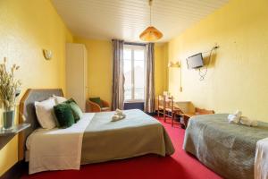 ein Hotelzimmer mit 2 Betten und einem Fenster in der Unterkunft Montdidier Hôtel in Montdidier