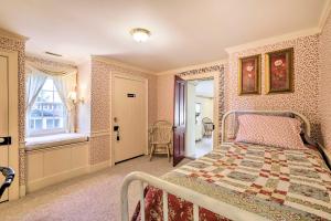 1 dormitorio con cama y ventana en Pet-Friendly Quantico Home with River Views!, en Princess Anne