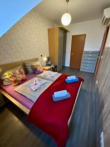 Posteľ alebo postele v izbe v ubytovaní Lovag charming apartment in the center-AC