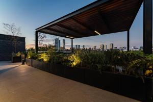 vistas a la ciudad desde el techo de un edificio en Modern apt w/balcony, pingpong table, roof top,gym, en Ciudad de México