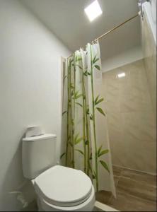 Um banheiro em Hermoso apartaestudio a 8 minutos del Aeropuerto JMC
