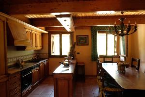 Kuchyň nebo kuchyňský kout v ubytování Casa rústica familiar en los Pirineos