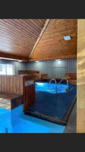 Claysburg的住宿－2 Bedroom 2 Bathroom - Blue Knob All Season Resort Condo，一座带木制天花板的建筑中的游泳池
