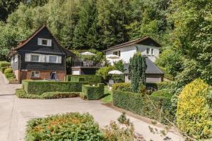 una casa grande con un patio con arbustos en Haus Panorama, en Niedersalwey