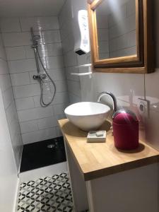 baño con lavabo y lavabo blanco en Bienvenue « À l’ombre du figuier » en Pieusse