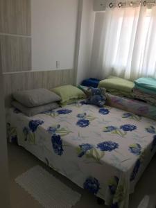 Ένα ή περισσότερα κρεβάτια σε δωμάτιο στο Apartamento com vista para o mar distante 150 m da praia