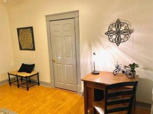 Pokój z biurkiem, krzesłem i drzwiami w obiekcie Oui! Not Your Grandmother's Property w mieście Knoxville
