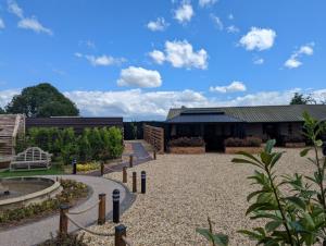 a garden with a building in the background at Peacock Lake Glamping in Nottingham