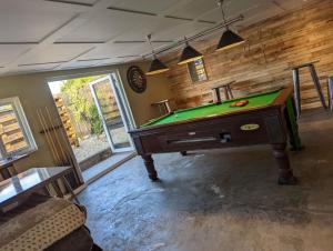 Biliár nebo kulečník v ubytování Peacock Lake Glamping + 25 fotografií