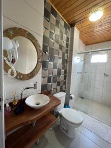 烏魯比西的住宿－Pousada Arco Íris，一间带水槽、卫生间和镜子的浴室