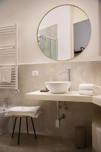 La salle de bains est pourvue d'un lavabo et d'un miroir. dans l'établissement Nostrale bnb, à Palerme