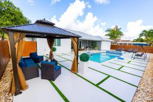 um pátio com um gazebo e uma piscina em Miami Family Home 5BR Heated Pool & Jacuzzi L45 em Tamiami