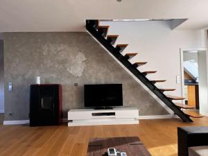 TV a/nebo společenská místnost v ubytování Schöne Wohnung mitten im Zentrum